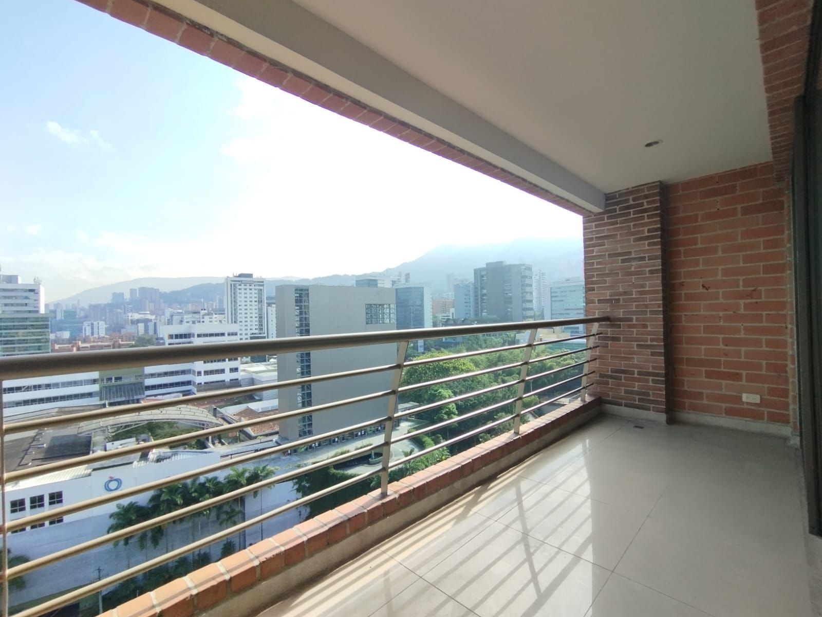 Apartamento en arriendo Antioquia Medellín La Aguacatala 186 m2 Habitaciones 3 Baños 5 Garajes 2 Precio $7500000