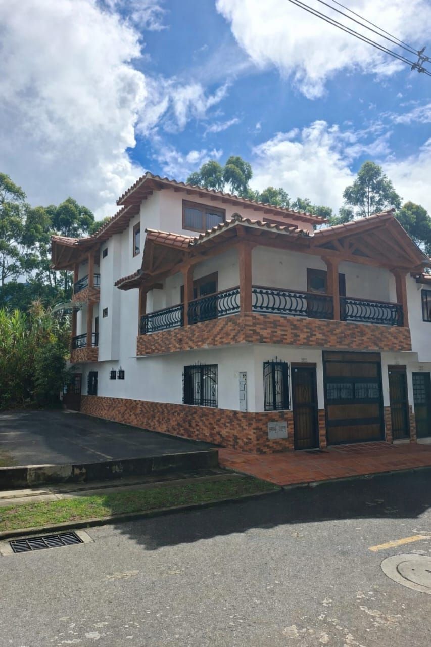 Casa en arriendo Antioquia El Carmen De Viboral Campo Alegre 170 m2 Habitaciones 3 Baños 2 Garajes 1 Precio $2900000