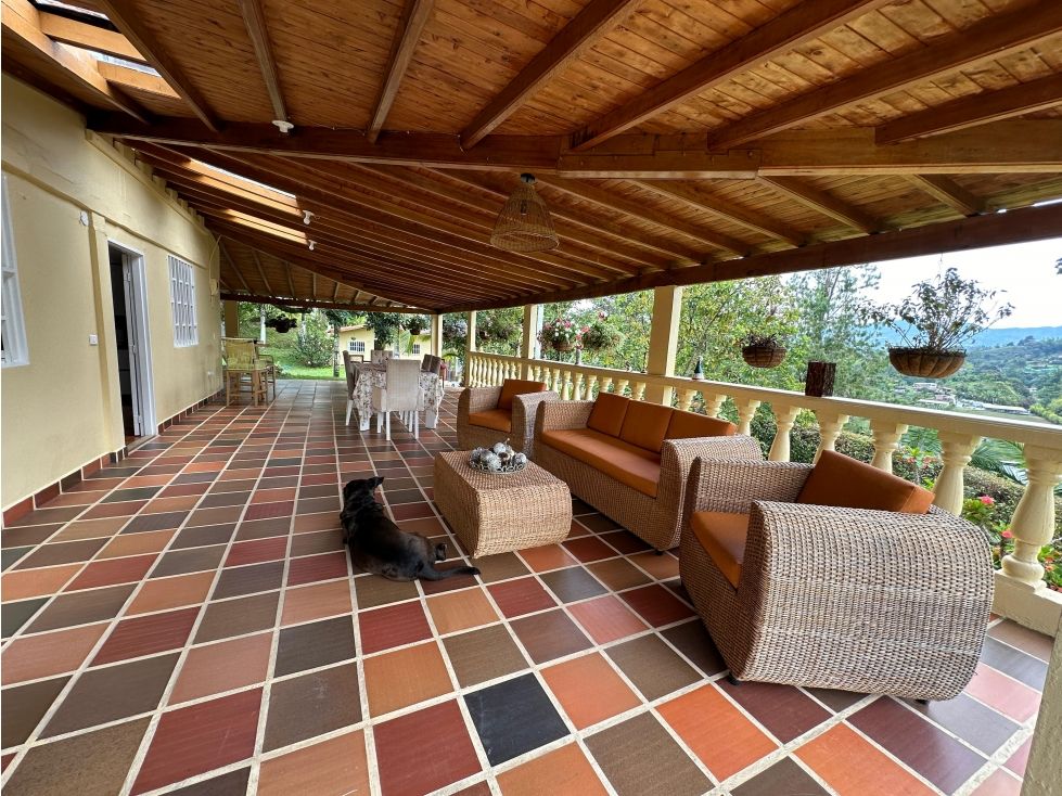 Finca en venta Antioquia Peñol Peñol 379 m2 Habitaciones 5 Baños 3 Garajes 2 Precio $1750000000