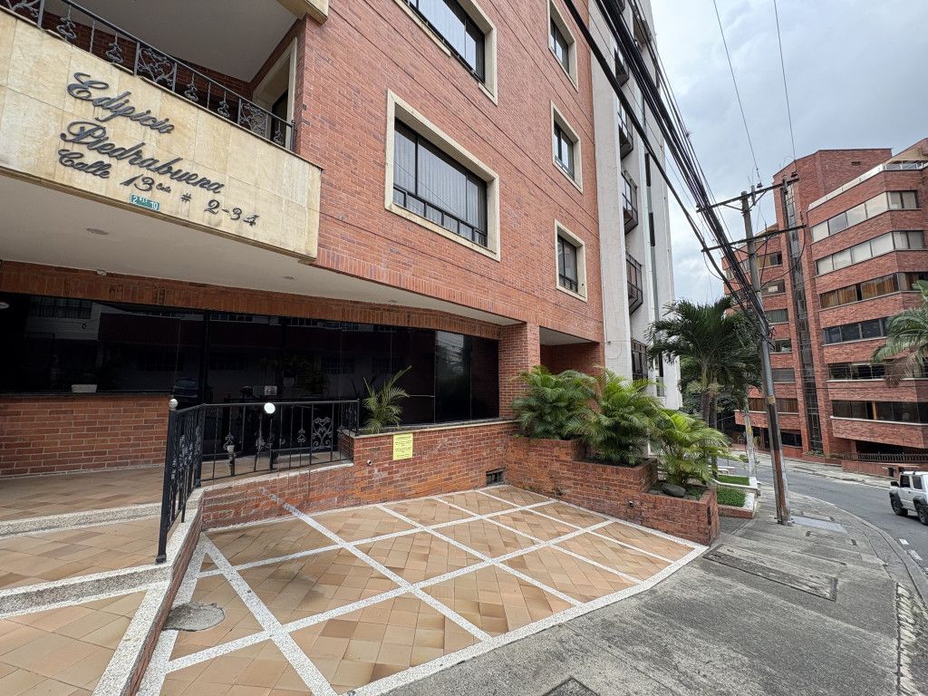 Apartamento en arriendo Valle Del Cauca Cali Lleras Camargo 260 m2 Habitaciones 3 Baños 4 Garajes 1 Precio $4920000