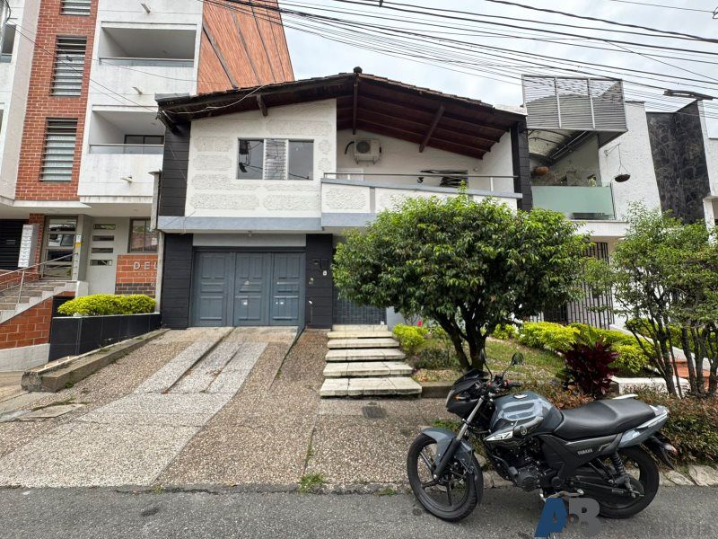 Casa en arriendo Antioquia Medellín Miravalle 270 m2 Habitaciones 4 Baños 3 Garajes 0 Precio $5900000