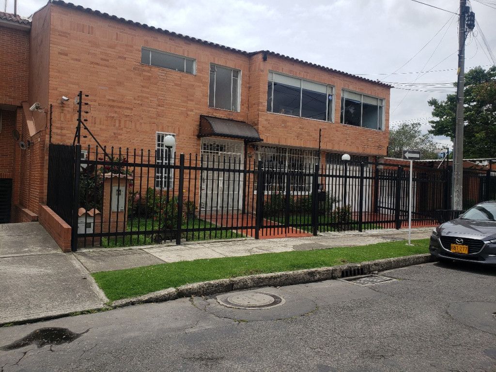 Casa en venta Cundinamarca Bogotá Niza Norte 386 m2 Habitaciones 4 Baños 3 Garajes 4 Precio $1490000000