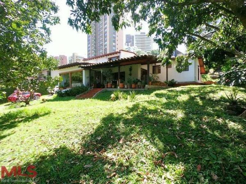 Casa en venta Antioquia Medellín El Castillo 400 m2 Habitaciones 4 Baños 4 Garajes 4 Precio $2250000000