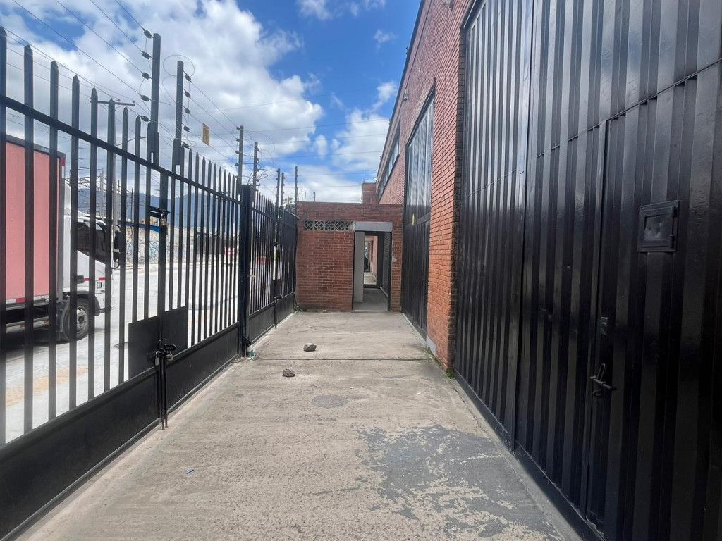 Bodega en arriendo Cundinamarca Bogotá Industrial Centenario 1550 m2 Habitaciones 0 Baños 2 Garajes 2 Precio $30000000