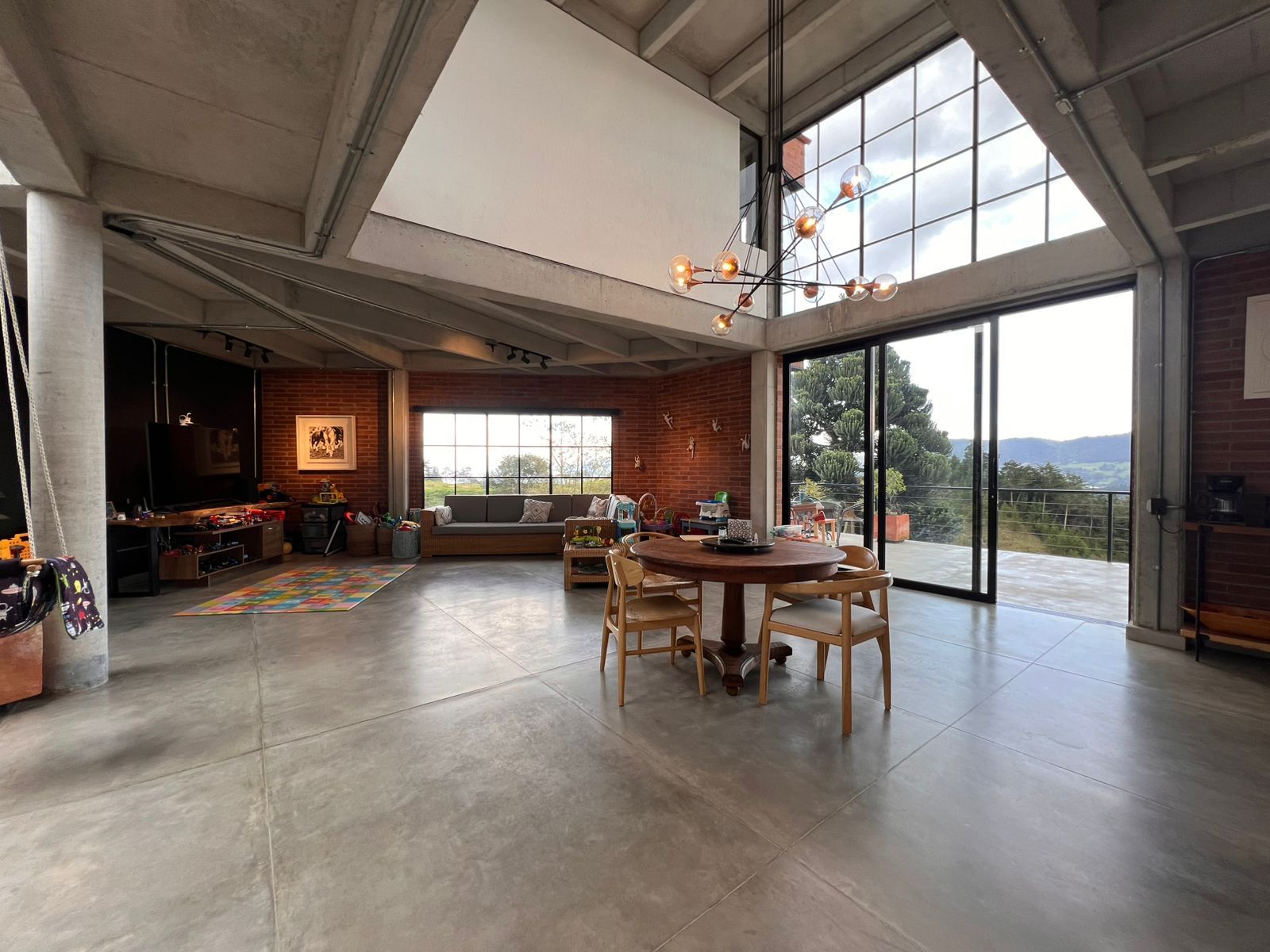 Casa en arriendo o venta Antioquia La Ceja Arrayanes 420 m2 Habitaciones 4 Baños 5 Garajes 2 Precio venta $2850000000 Precio arriendo $14500000