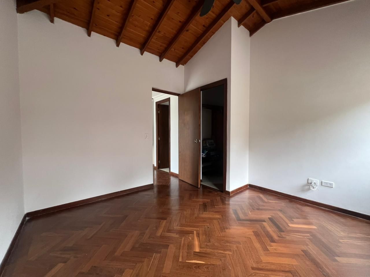 Casa en arriendo o venta Antioquia Medellín Loma El Atravesado 211 m2 Habitaciones 3 Baños 4 Garajes 2 Precio venta $1710000000 Precio arriendo $5800000