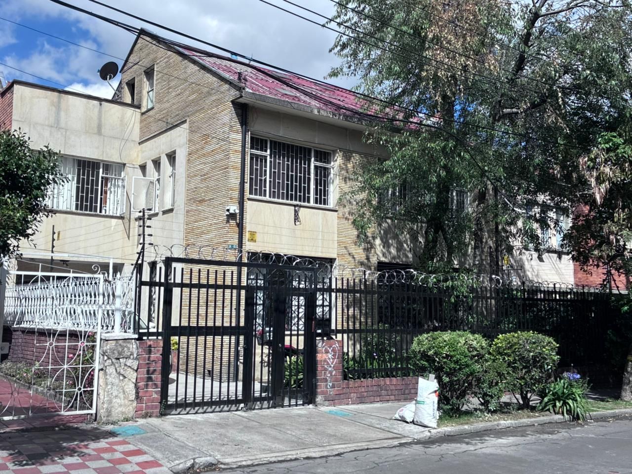 Casa en arriendo Cundinamarca Bogotá La Soledad 555 m2 Habitaciones 6 Baños 4 Garajes 0 Precio $9500000