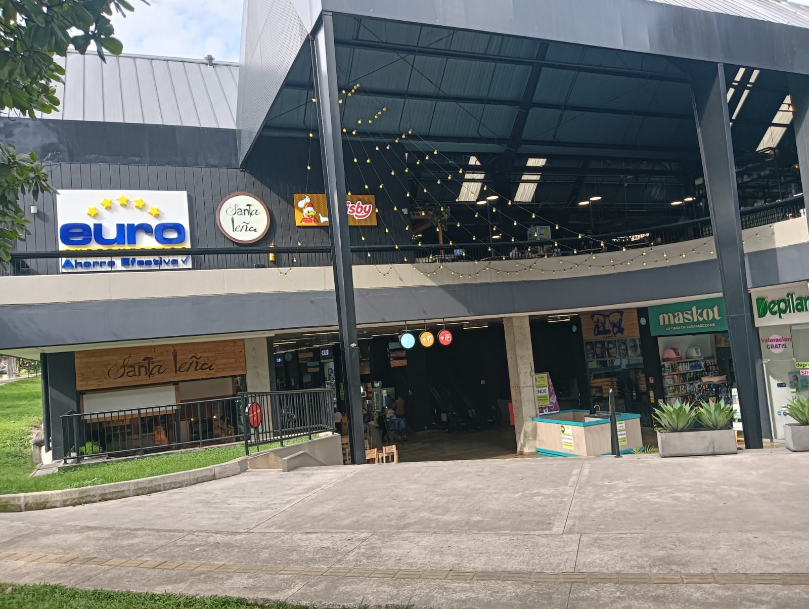 Local Comercial en arriendo o venta Antioquia Medellín Los Colores 3 m2 Habitaciones 0 Baños 0 Garajes 0 Precio venta $350000000 Precio arriendo $4800000