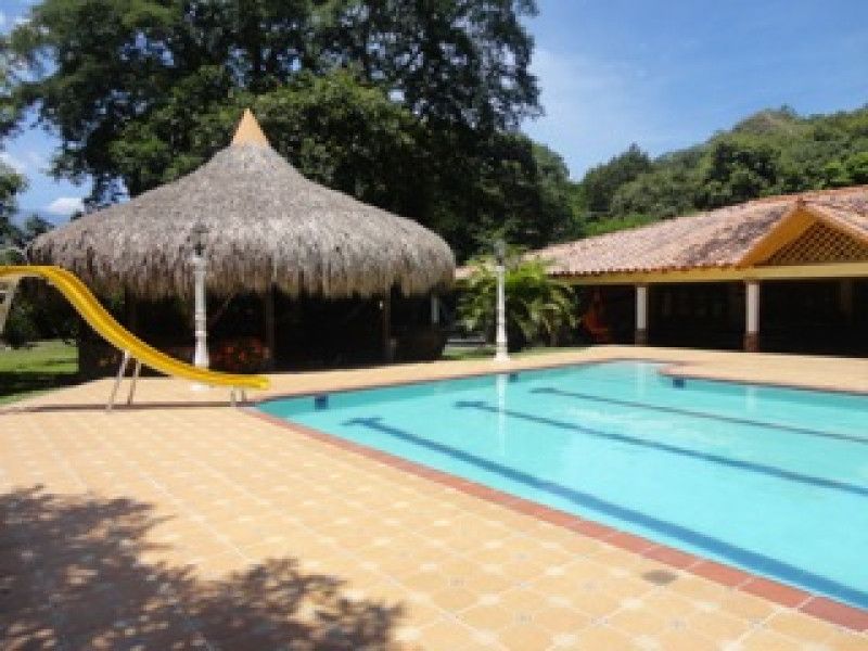 Finca en venta Antioquia Santafé De Antioquia Santafé De Antioquia 450 m2 Habitaciones 4 Baños 5 Garajes 4 Precio $1900000000