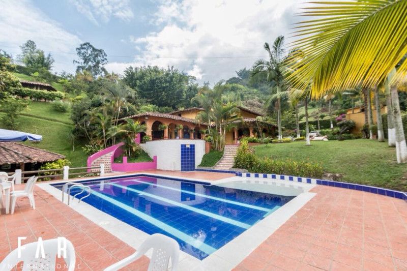 Finca en venta Antioquia Girardota Centro 400 m2 Habitaciones 7 Baños 5 Garajes 15 Precio $5800000000