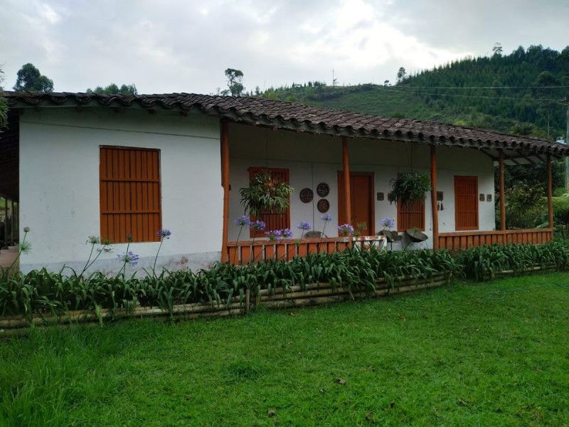 Finca en venta Antioquia Caldas Caldas 400 m2 Habitaciones 9 Baños 4 Garajes 0 Precio $3000000000