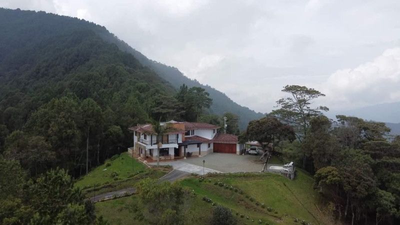 Casa en arriendo Antioquia Envigado Los Naranjos 530 m2 Habitaciones 5 Baños 6 Garajes 8 Precio $15000000