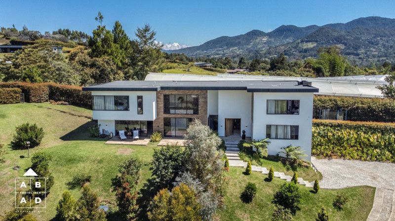 Casa en venta Antioquia La Ceja La Floresta 500 m2 Habitaciones 5 Baños 8 Garajes 3 Precio $3200000000
