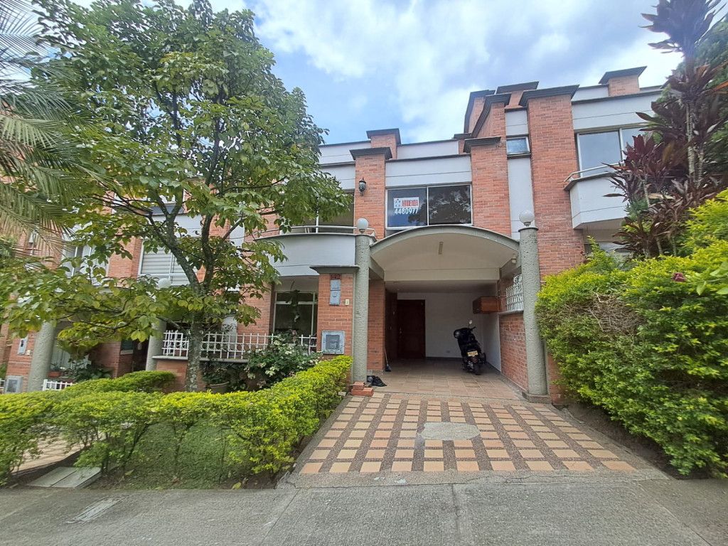Casa en arriendo Antioquia Envigado Uribe Ángel 200 m2 Habitaciones 1 Baños 1 Garajes 2 Precio $6000000