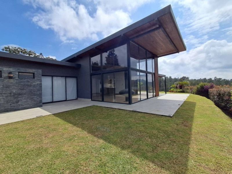 Finca en arriendo Antioquia Medellín Las Palmas 300 m2 Habitaciones 4 Baños 5 Garajes 3 Precio $17000000