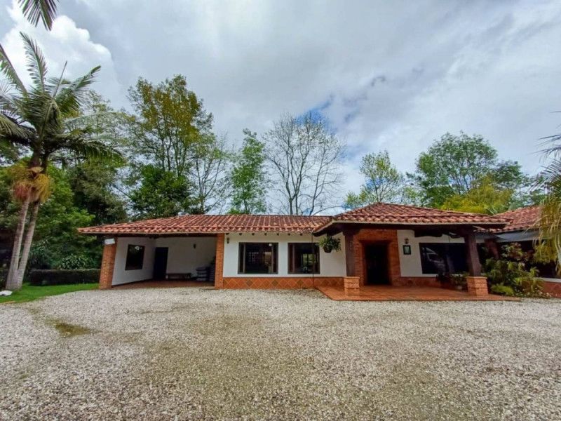 Finca en venta Antioquia Rionegro Rionegro 335 m2 Habitaciones 3 Baños 3 Garajes 2 Precio $2300000000