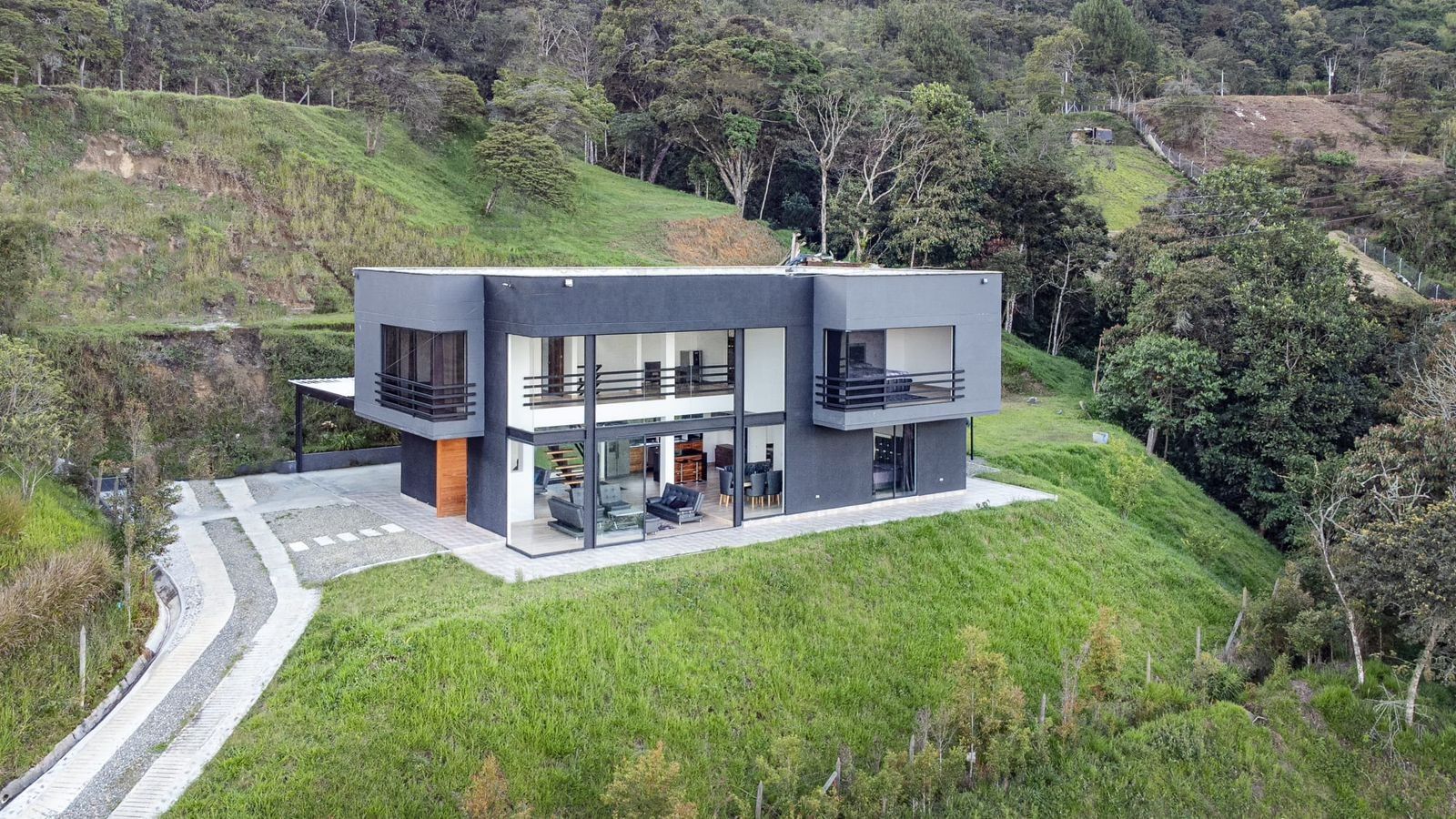 Casa en arriendo Antioquia Bello Bello 300 m2 Habitaciones 5 Baños 4 Garajes 6 Precio $8000000
