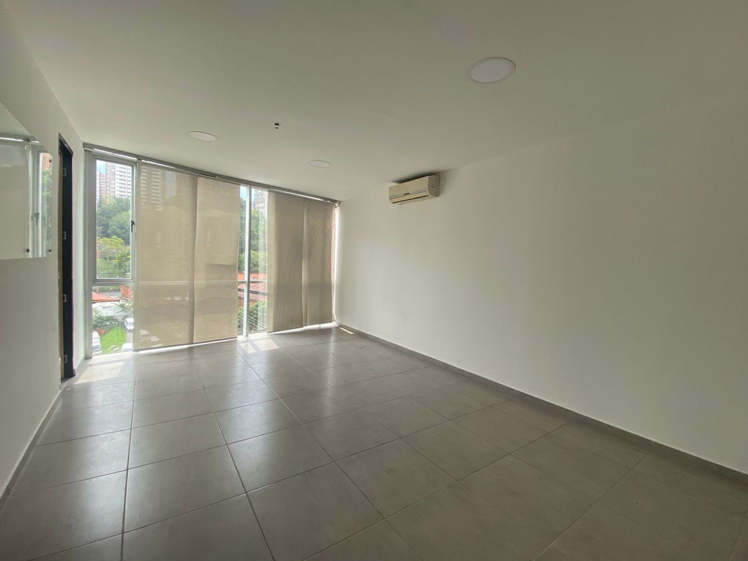 Oficina en arriendo Antioquia Medellín Asomadera No 1 50 m2 Habitaciones 0 Baños 1 Garajes 1 Precio $5000000
