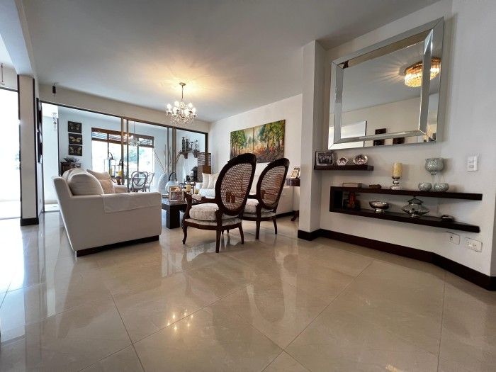 Apartamento en venta Valle Del Cauca Cali Aguacatal 182 m2 Habitaciones 4 Baños 5 Garajes 4 Precio $1400000000