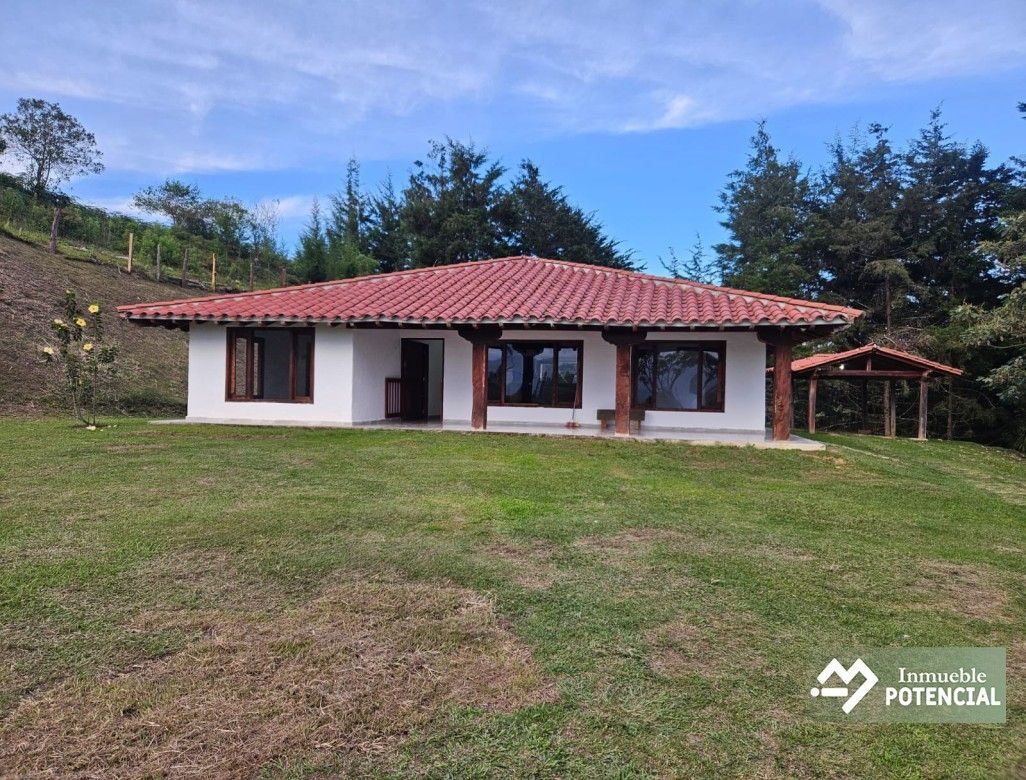 Casa Campestre en arriendo Antioquia Rionegro Cuatro Esquinas 220 m2 Habitaciones 4 Baños 2 Garajes 4 Precio $3100000