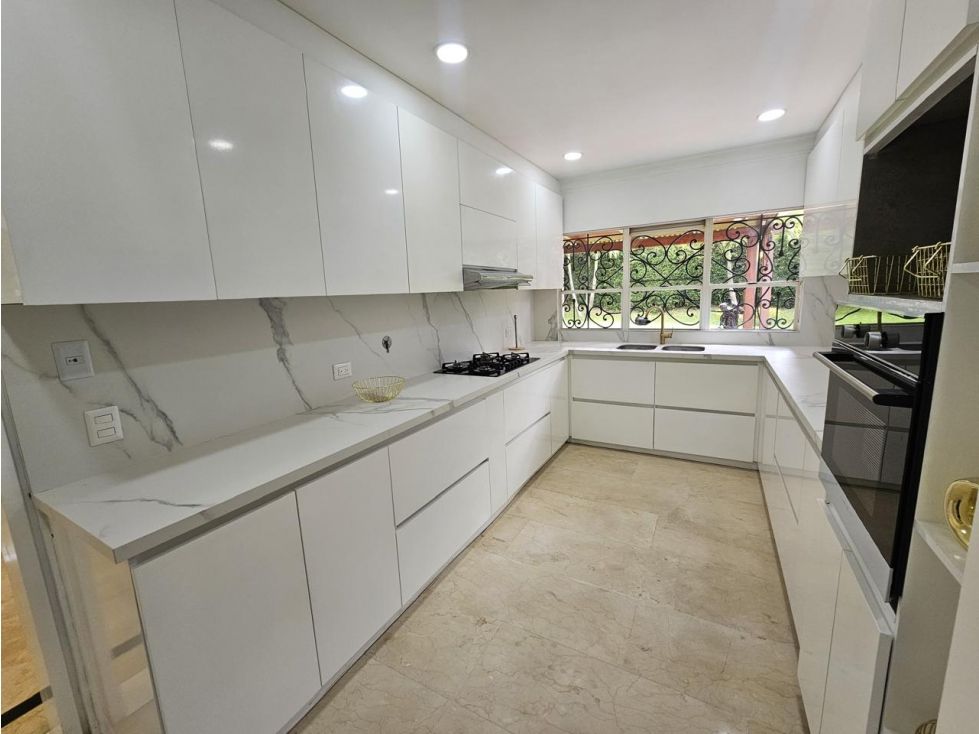 Casa en arriendo Antioquia Medellín Los Naranjos 400 m2 Habitaciones 4 Baños 3 Garajes 6 Precio $18000000