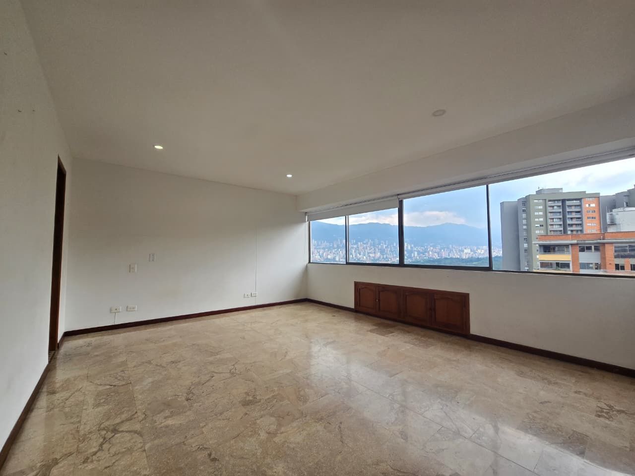 Apartamento en arriendo o venta Antioquia Medellín Loma De Los Bernal 187 m2 Habitaciones 3 Baños 4 Garajes 3 Precio venta $1170000000 Precio arriendo $6900000