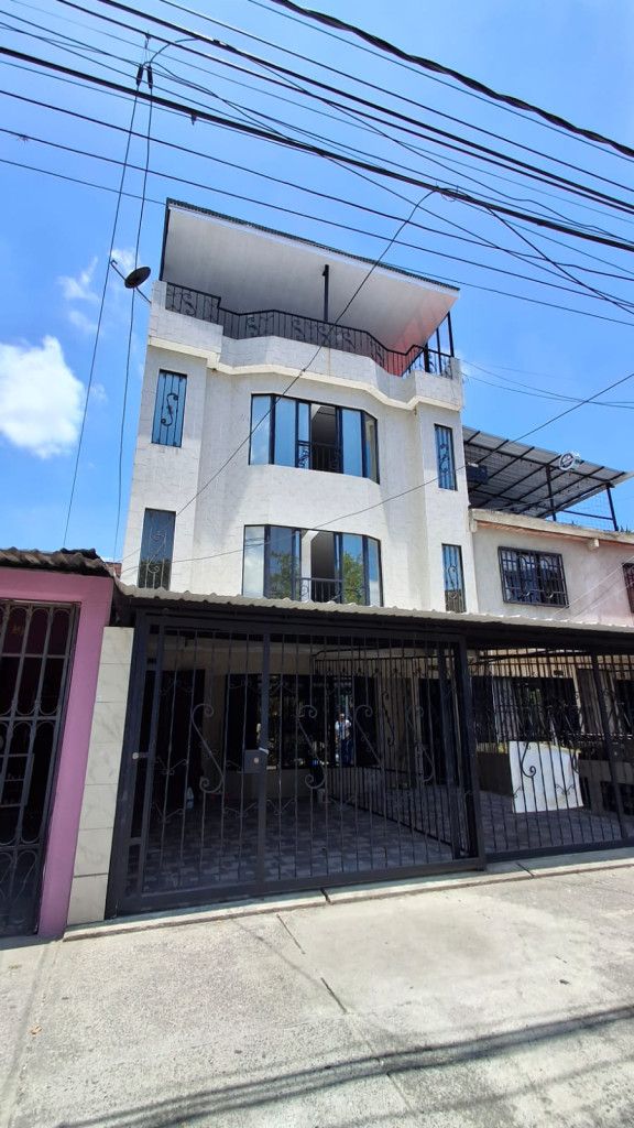 Edificio en venta Valle Del Cauca Cali San Carlos 300 m2 Habitaciones 16 Baños 8 Garajes 2 Precio $710000000
