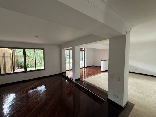 Casa en venta Antioquia Medellín Asomadera No2 275 m2 Habitaciones 4 Baños 5 Garajes 2 Precio $1700000000