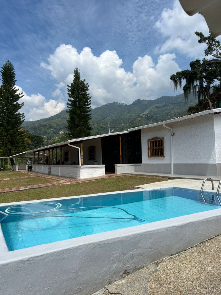 Finca en arriendo Antioquia Barbosa El Progreso 5000 m2 Habitaciones 4 Baños 4 Garajes 20 Precio $6500000