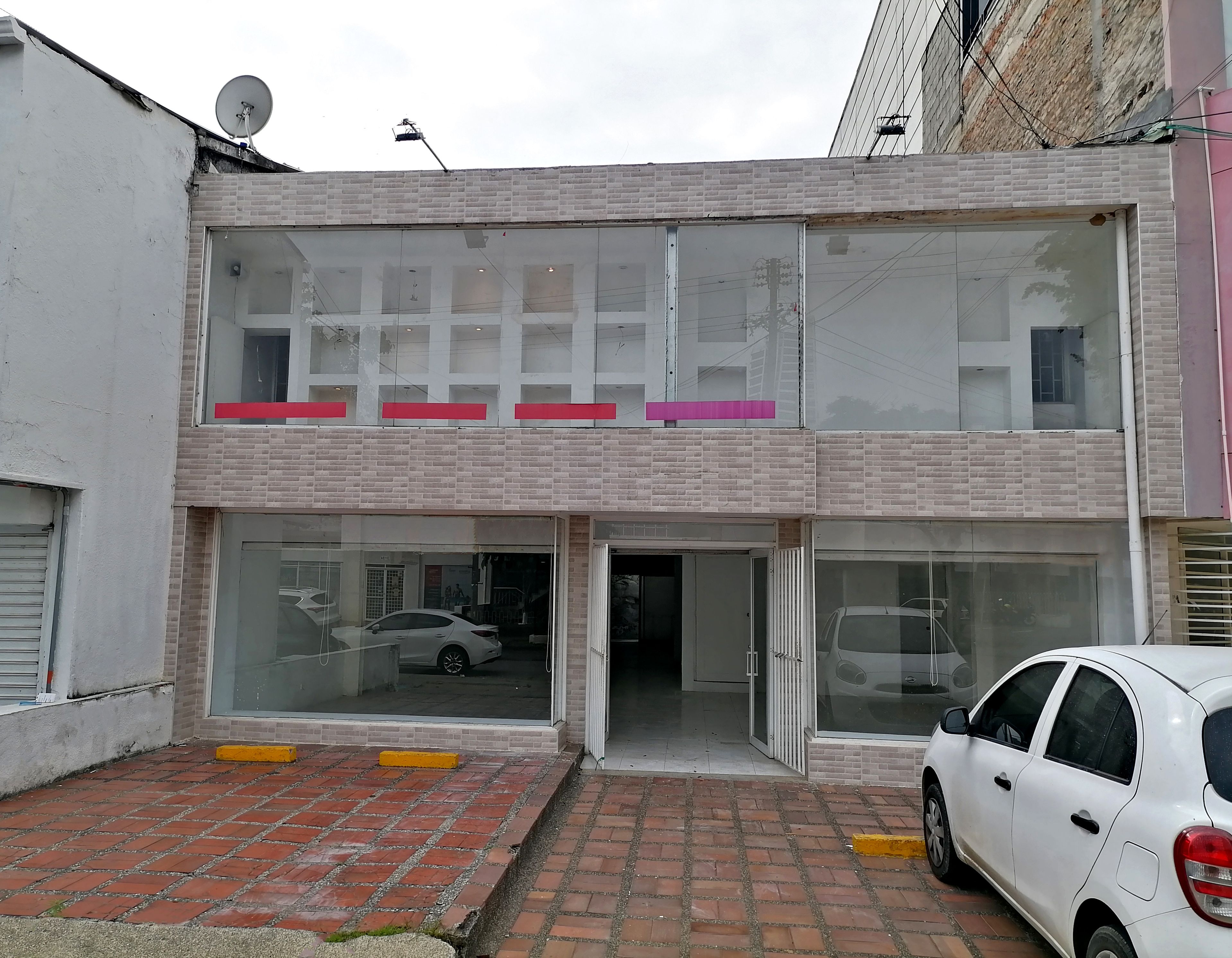 Local en venta Valle Del Cauca Cali San Vicente 280 m2 Habitaciones 0 Baños 3 Garajes 0 Precio $690000000