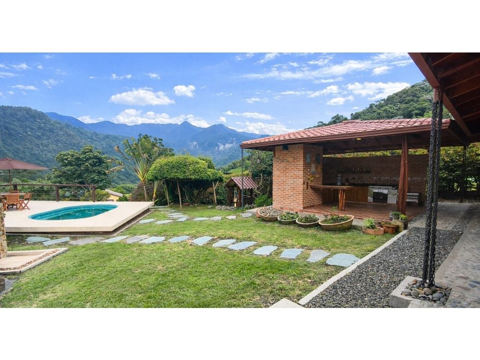 Finca en venta Risaralda Pereira Pereira 250 m2 Habitaciones 3 Baños 2 Garajes 15 Precio $2300000000