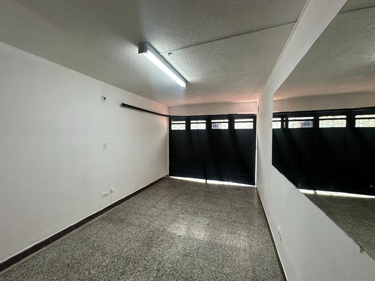 Local Comercial en arriendo Antioquia Medellín Belen 15 m2 Habitaciones 0 Baños 1 Garajes 0 Precio $1300000