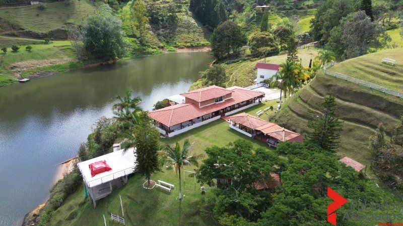 Casa en arriendo o venta Antioquia Peñol Peñol 670 m2 Habitaciones 5 Baños 5 Garajes 1 Precio venta $2700000000 Precio arriendo $13000000