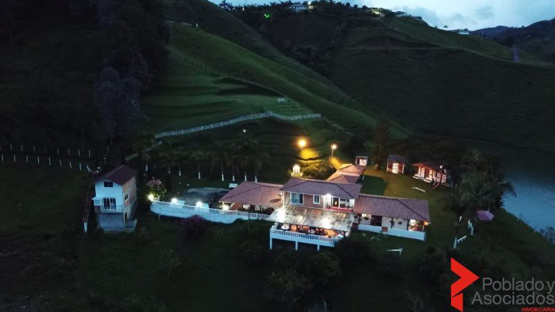 Casa en arriendo o venta Antioquia Peñol Peñol 670 m2 Habitaciones 5 Baños 5 Garajes 1 Precio venta $2700000000 Precio arriendo $13000000