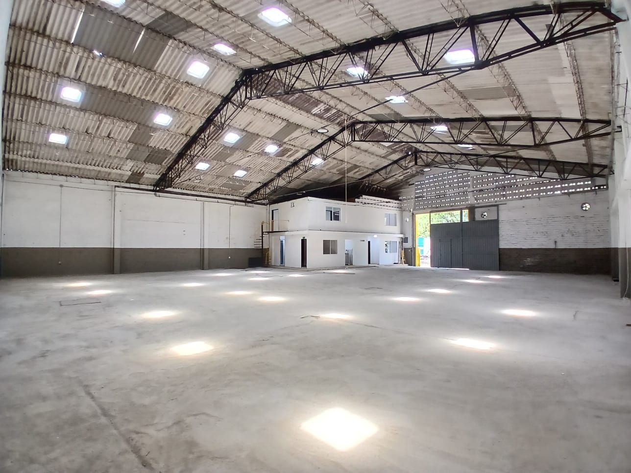 Bodega en arriendo Antioquia Medellín Trinidad 720 m2 Habitaciones 0 Baños 4 Garajes 0 Precio $28000000