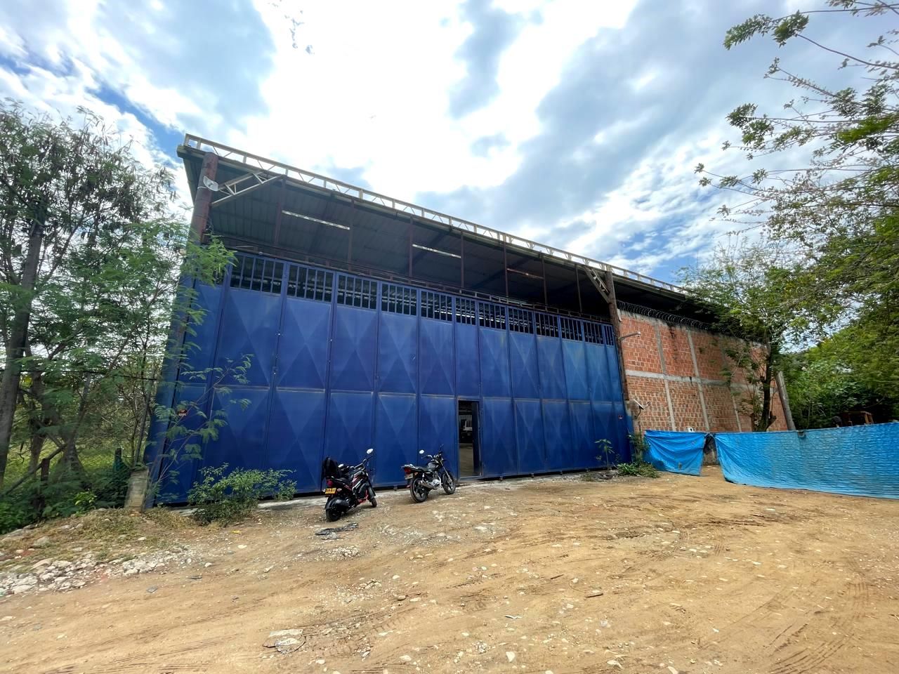 Bodega en arriendo o venta Santander Girón Almenares De San Juan 1200 m2 Habitaciones 0 Baños 2 Garajes 1 Precio venta $3500000000 Precio arriendo $17000000