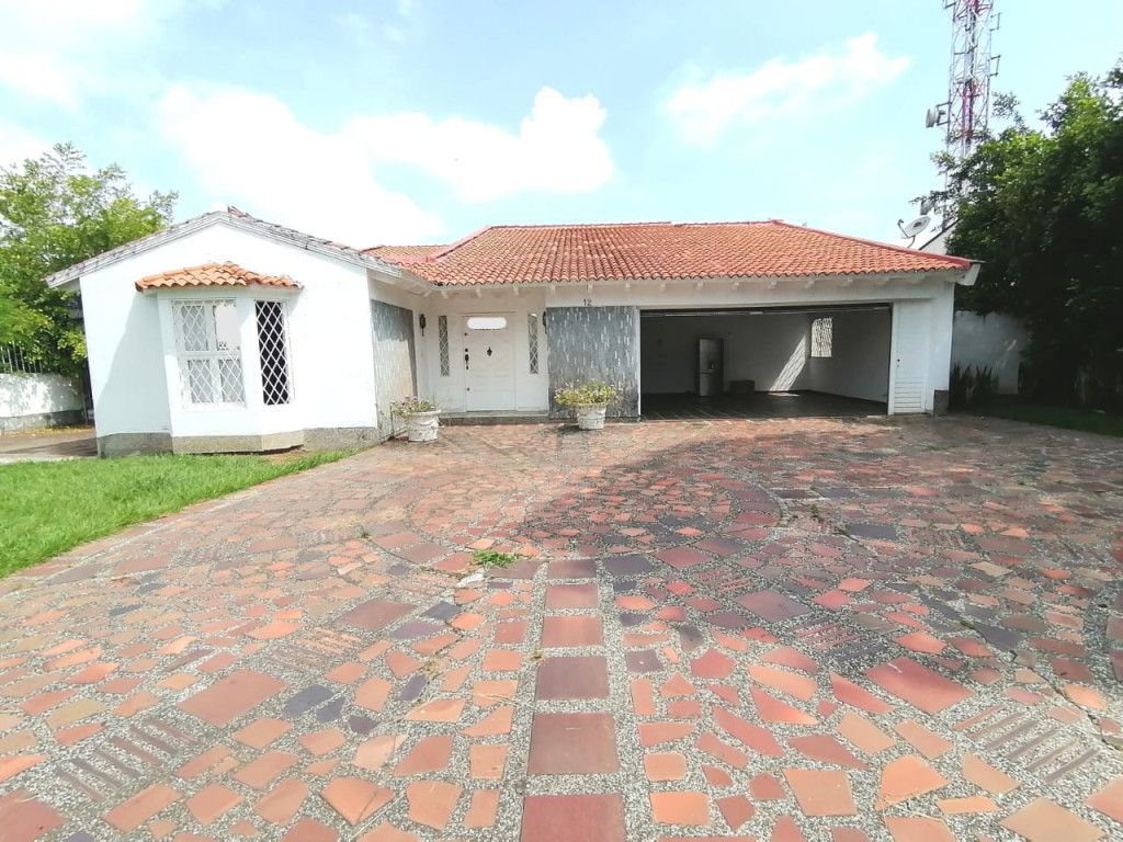 Casa en venta Valle Del Cauca Cali Urbanización Ciudad Jardín 460 m2 Habitaciones 3 Baños 6 Garajes 4 Precio $1750000000