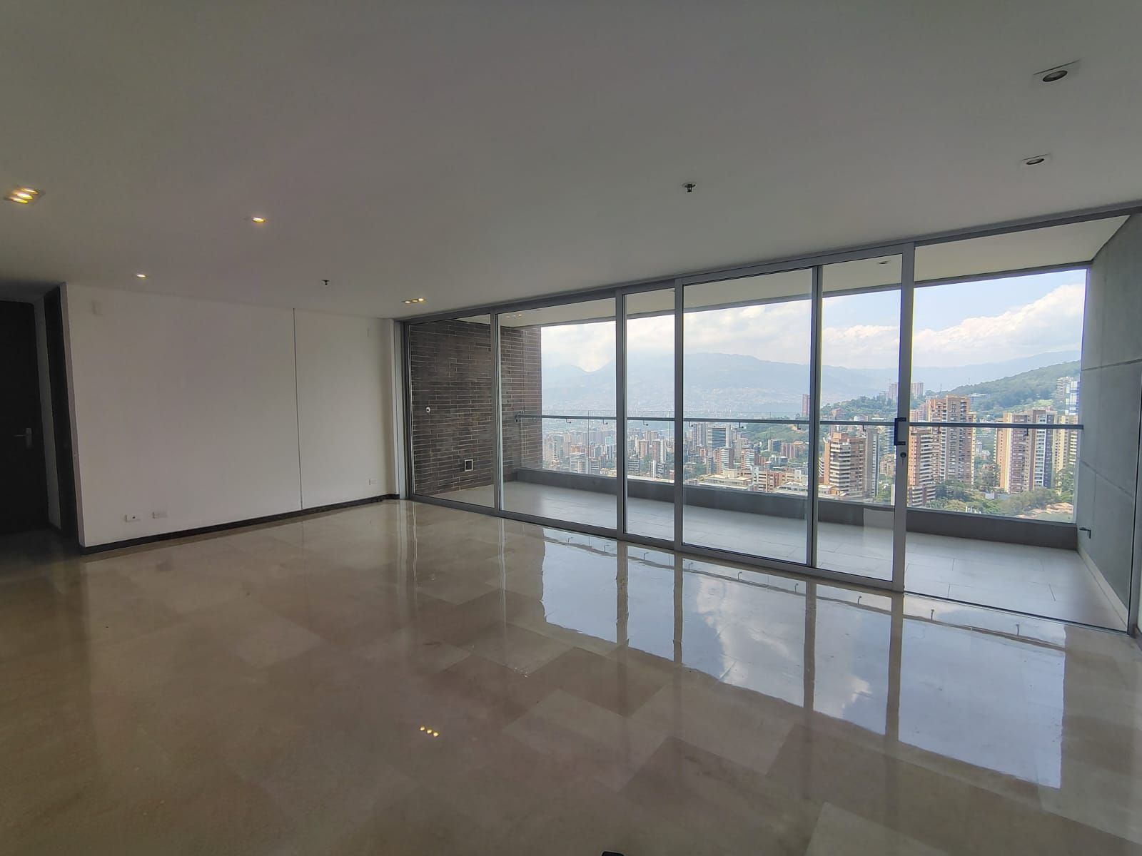 Apartamento en arriendo Antioquia Medellín El Tesoro 200 m2 Habitaciones 3 Baños 4 Garajes 3 Precio $15000000