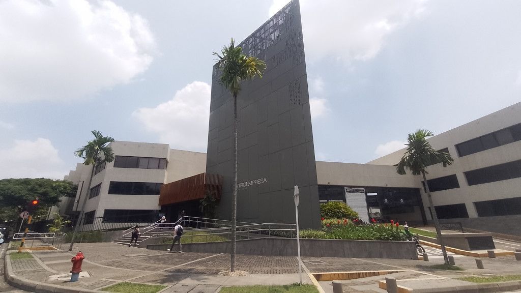 Oficina en arriendo Valle Del Cauca Cali Conjunto Residencial Parque De Las Flores 67 m2 Habitaciones 0 Baños 1 Garajes 1 Precio $3700000