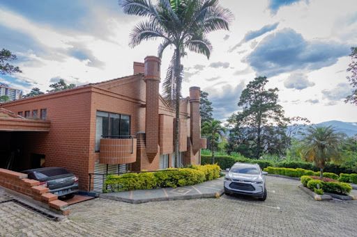 Casa en arriendo Antioquia Medellín Altos Del Poblado 425 m2 Habitaciones 4 Baños 8 Garajes 3 Precio $15400000