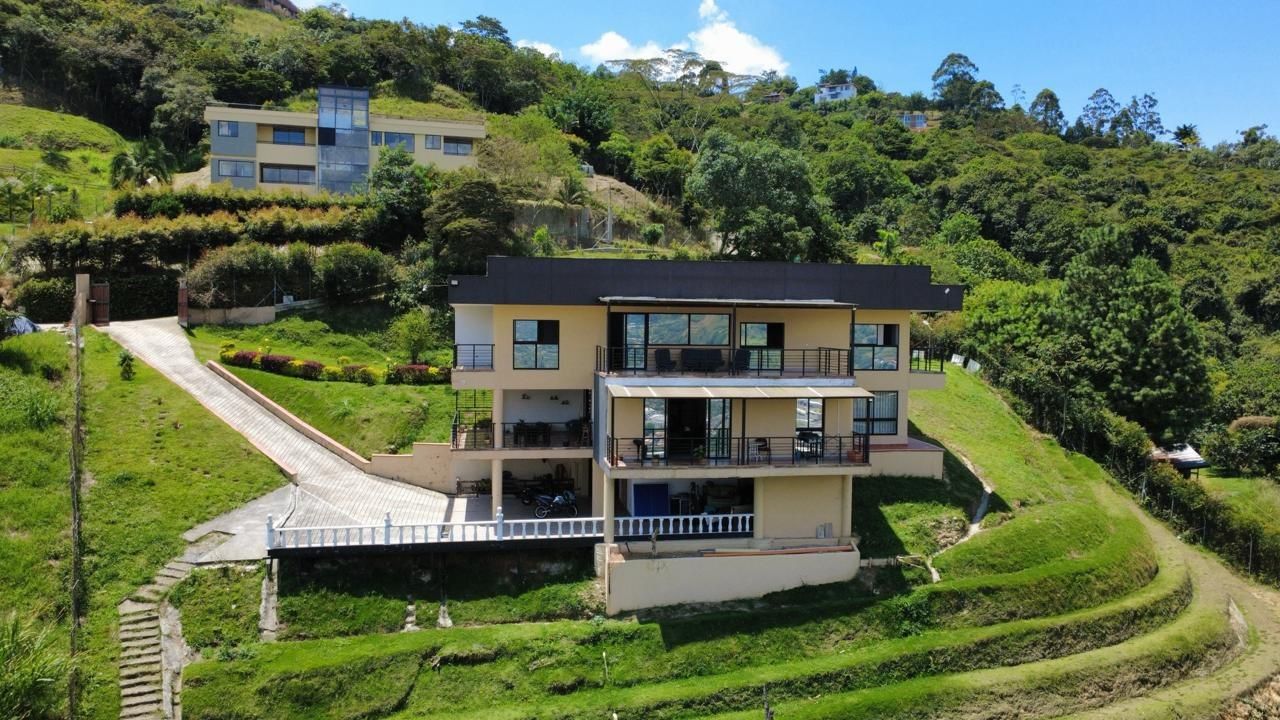 Casa en venta Antioquia Copacabana Copacabana 400 m2 Habitaciones 5 Baños 3 Garajes 6 Precio $1800000000