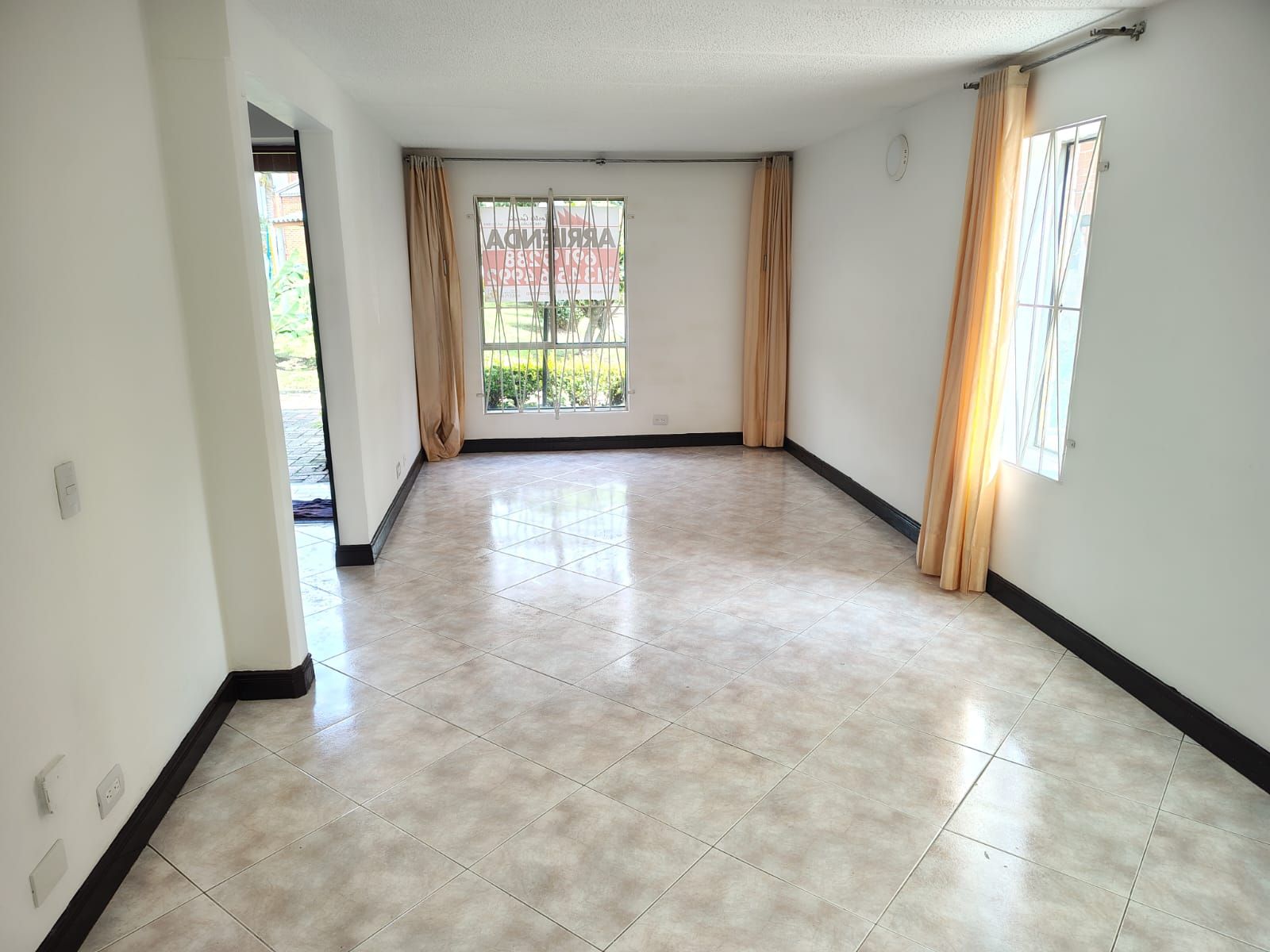 Casa en arriendo Cundinamarca Bogotá Cr Los Gualandayes 70 m2 Habitaciones 4 Baños 2 Garajes 1 Precio $2700000