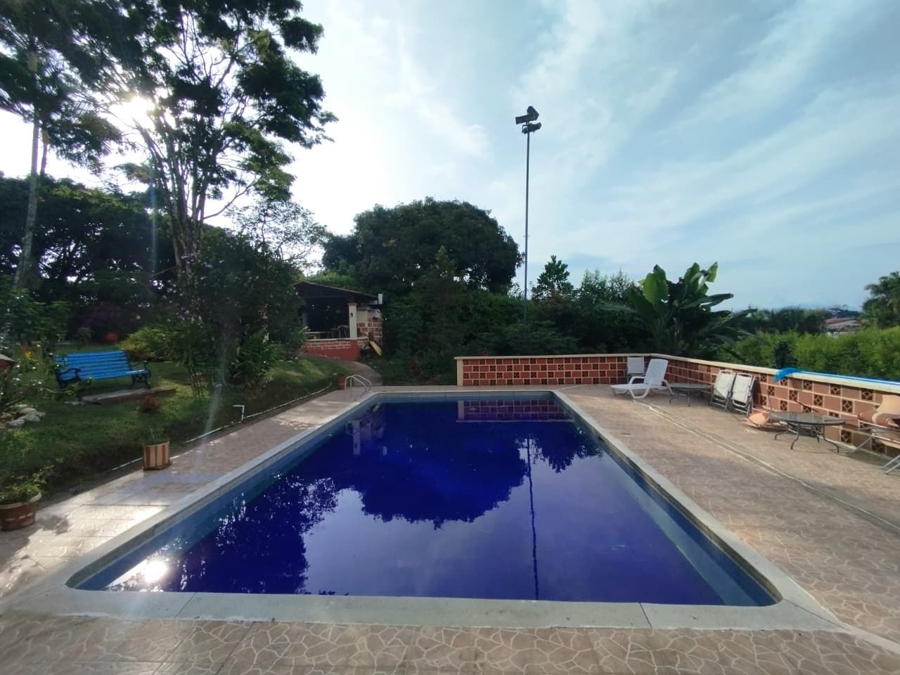 Casa en arriendo o venta Risaralda Pereira Jardin De Velez Y Velez 800 m2 Habitaciones 3 Baños 3 Garajes 6 Precio venta $1100000000 Precio arriendo $5500000