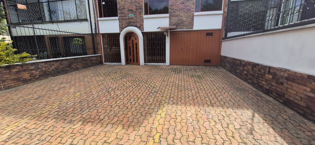 Casa en arriendo Cundinamarca Bogotá La Soledad 244 m2 Habitaciones 8 Baños 5 Garajes 4 Precio $5500000