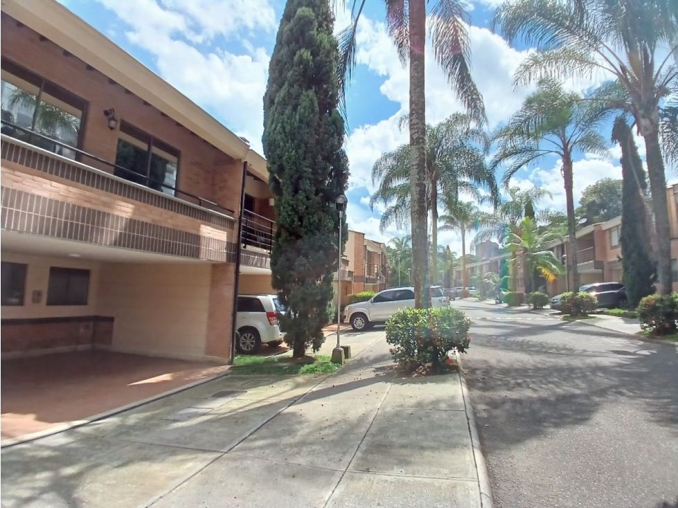 Casa en arriendo o venta Antioquia Envigado Zúñiga 300 m2 Habitaciones 3 Baños 3 Garajes 2 Precio venta $1400000000 Precio arriendo $8000000