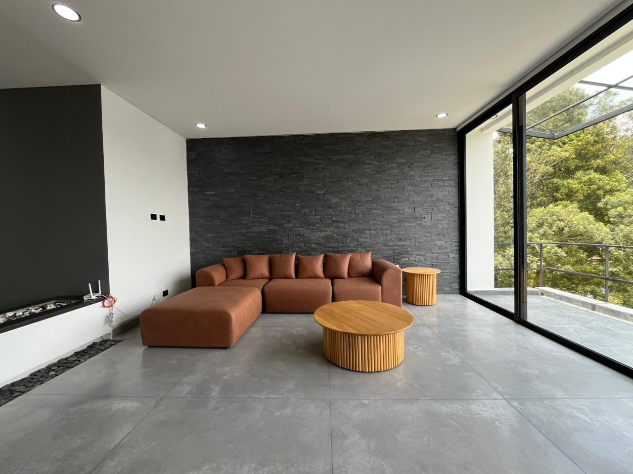 Casa en arriendo o venta Antioquia Envigado La Mesa 356 m2 Habitaciones 3 Baños 4 Garajes 4 Precio venta $1970000000 Precio arriendo $13700000