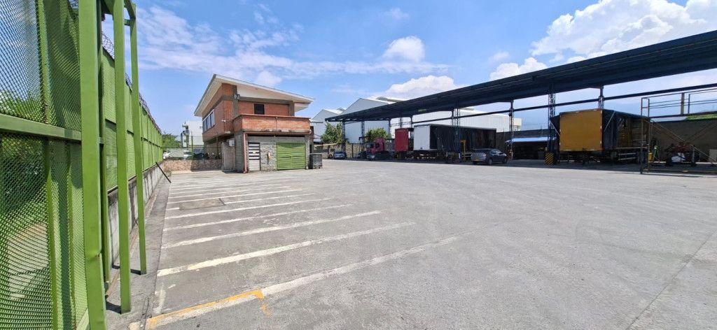 Bodega en arriendo Valle Del Cauca Cali El Limonar 360 m2 Habitaciones 0 Baños 8 Garajes 10 Precio $40000000