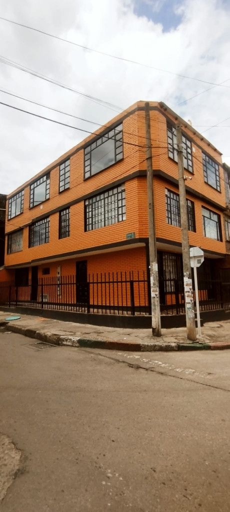 Edificio en venta Cundinamarca Bogotá La Primavera 167 m2 Habitaciones 9 Baños 7 Garajes 0 Precio $750000000
