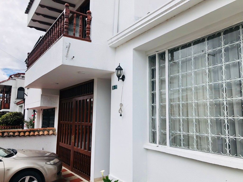 Casa en venta Cundinamarca Bogotá Las Villas 270 m2 Habitaciones 4 Baños 4 Garajes 3 Precio $1350000000