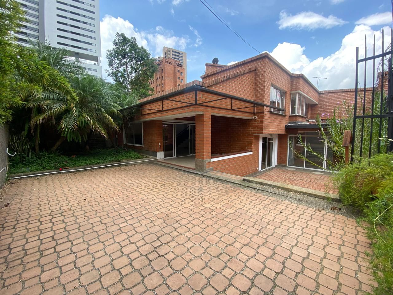 Casa en arriendo Antioquia Medellín Urbanizacion Arcoiris 261 m2 Habitaciones 3 Baños 3 Garajes 2 Precio $9000000